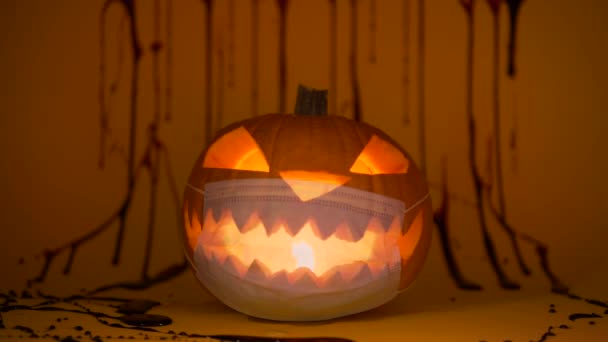 Jack Lantern halloween snidade pumpa i skyddsmask, coronavirus karantän — Stockvideo