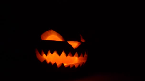Visage effrayant de citrouille d'Halloween lumineux dans le décor sombre et émouvant d'Halloween d'horreur — Video