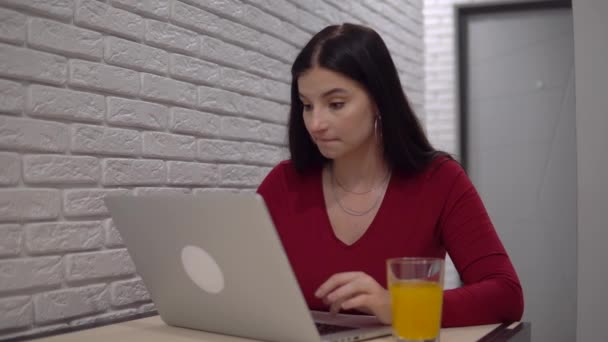 Skupiona kobieta pracująca z laptopem, samodzielna praca na odległość zdalna — Wideo stockowe