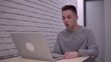 Görüntülü sohbet ile konuşan mutlu bir adam. Uzaktan görüşme. Bilgisayarlı webcam kullan.