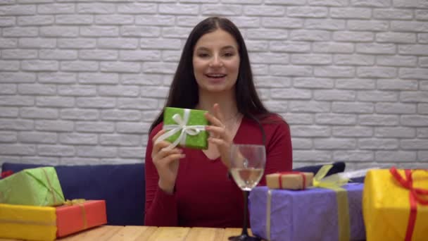 Atrakcyjna kobieta rozmawiająca przez czat wideo, daje prezent dla przyjaciela przez połączenie wideo — Wideo stockowe