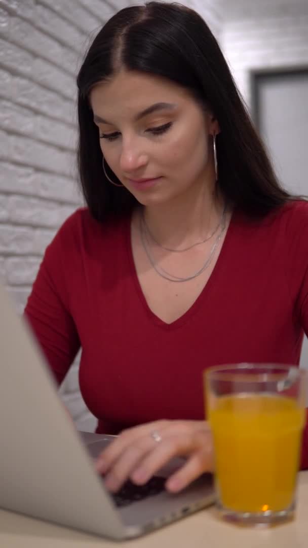미소짓는 여성 프리랜서가 노트북, 타자, 오렌지 신선 한, 수직으로 작업하는 모습 — 비디오