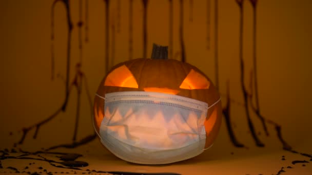 Halloween vyřezávané dýně Jack lucerna zářící v koronaviru ochranné masky