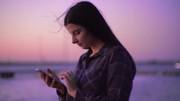 Nő használja telefon, online SMS-ezés az utcán, séta telefonnal a kezében — Stock videók