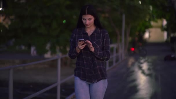 Mosolygó nő használ telefon az utcán, nézi a képernyőn, SMS-ezés chat online — Stock videók