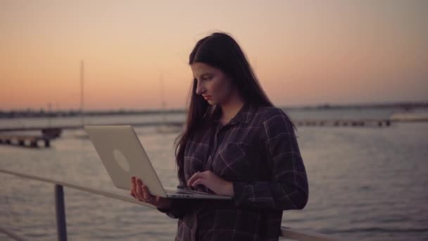 매력적 인 프리랜서 여성이 노트북을 들고 야외에서 원격으로 온라인으로 일하는 모습 — 비디오
