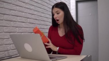 Kadınlar tatil hediyelerini video konuşmalarıyla, kumlu hava öpücüklerini web kameralarıyla alırlar.
