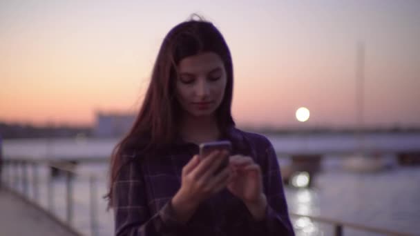 Kvinna med smartphone på gatan, vandrande bloggare tittar på mobiltelefon skärm — Stockvideo