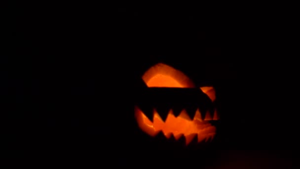 Geschnitzter glühender Halloween-Kürbis fliegt in düsterer mystischer Horror-Atmosphäre — Stockvideo