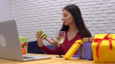 Çekici kadın internetten karantina kişisel izolasyonu hakkında görüntülü konuşma yaparak hediye veriyor.