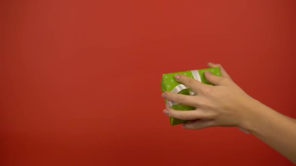 Kasta presentförpackning från hand till hand, ge en present, semester firande koncept — Stockvideo
