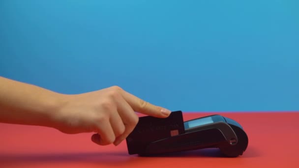 Gebruik credit card machine om factuur te betalen, succesvolle betaling, duim omhoog hand show als — Stockvideo