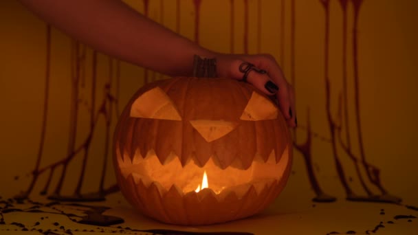 Glödande snidade halloween pumpa, skrämmande skräck mystisk atmosfär, häxa magi — Stockvideo