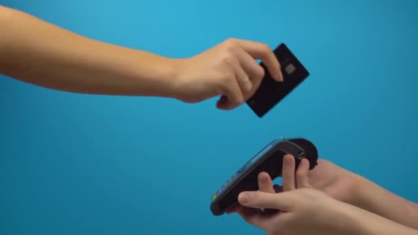 Πραγματοποίηση πληρωμών με μηχάνημα πιστωτικών καρτών, τραπεζική συναλλαγή σε χρώμα φόντου — Αρχείο Βίντεο