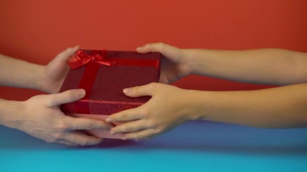 Дати подарунок, відкрити подарункову коробку і показати, як великі пальці вгору, святкування свята — стокове відео