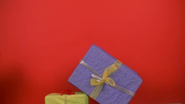 Eller hediyelerden, hediyelerden, yeni yıl kutlamalarından bir Noel ağacı yapar.