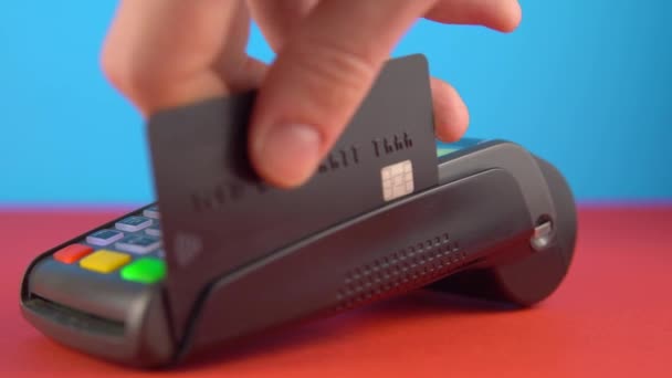 Kontaktlös betalning via terminal, använd svart kreditkort närbild för att betala räkningen — Stockvideo