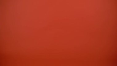 Arkadaşlar birbirlerine hediyeler verir, hediyeler, tatil kutlaması konsepti.