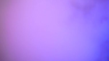 Cadı çingene falcı kameraya bakıyor esrarengiz sisli ayin