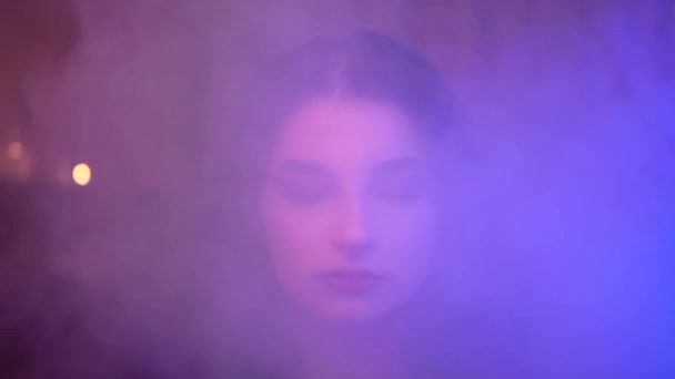 Gitana bruja niebla humo de cerca mujer retrato mágico esotérico oculto neón luz — Vídeo de stock