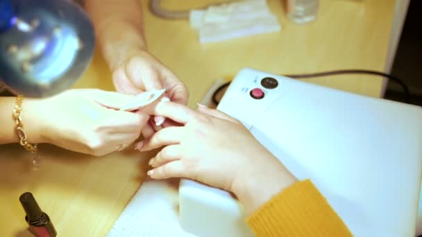 Manicure Que Faz Mãos Femininas Cobertura Esmalte Transparente Verniz Prego — Vídeo de Stock