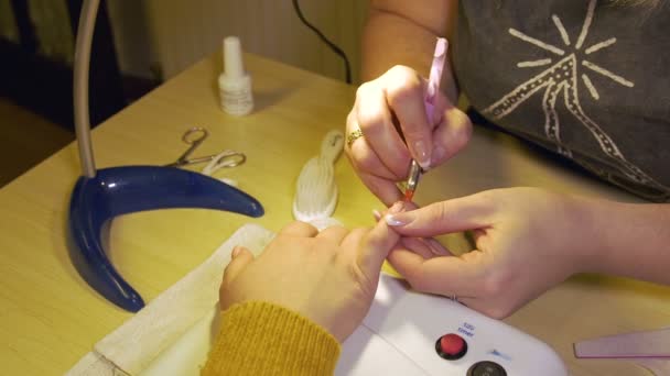 Manicure Maken Van Vrouwelijke Handen Die Betrekking Hebben Transparante Geëmailleerde — Stockvideo