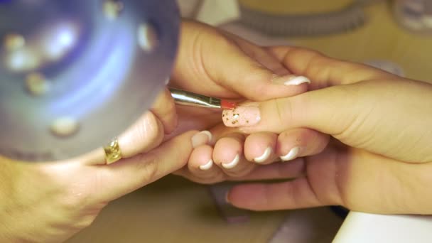 Manicure Que Faz Mãos Femininas Cobertura Esmalte Transparente Verniz Prego — Vídeo de Stock