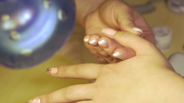 Manucure Faisant Les Mains Féminines Revêtement Émail Transparent Vernis Ongles — Video