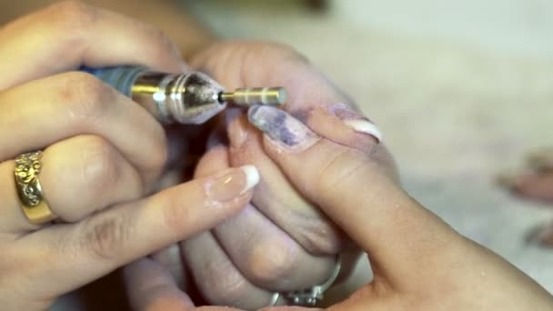 指甲制作女性手 覆盖透明搪瓷和指甲油 指甲油 — 图库视频影像