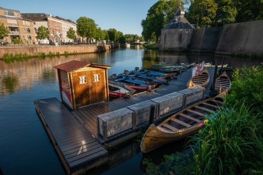 BREDA -28 Mayıs: Breda, Hollanda 'da 28 Mayıs 2020' de boş tekne kiralama mağazası manzarası. COVID-19 salgını nedeniyle Hollanda hükümeti ikinci bir emre kadar tüm dükkanların kapatılmasını emretti..