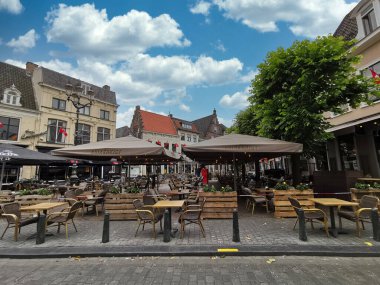 BREDA - 1 Haziran 2020 'de Breda, Hollanda' da Hollanda restoranları yeniden açılmaya hazırlanıyor. COVID-19 salgını Hollanda 'daki bütün restoranları kapatmaya zorladı.. 