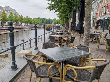 BREDA - 1 Haziran 2020 'de Breda, Hollanda' da Hollanda restoranları yeniden açılmaya hazırlanıyor. COVID-19 salgını Hollanda 'daki bütün restoranları kapatmaya zorladı.. 