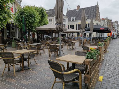 BREDA - 1 Haziran 2020 'de Breda, Hollanda' da Hollanda restoranları yeniden açılmaya hazırlanıyor. COVID-19 salgını Hollanda 'daki bütün restoranları kapatmaya zorladı.. 