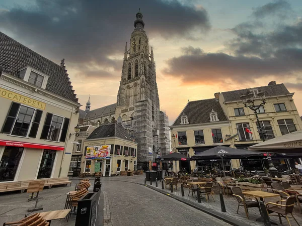 BREDA - 1 Haziran 2020 'de Breda, Hollanda' da Hollanda restoranları yeniden açılmaya hazırlanıyor. COVID-19 salgını Hollanda 'daki bütün restoranları kapatmaya zorladı.. 