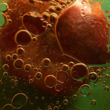 Saydam plastikte alışılmadık su damlaları.