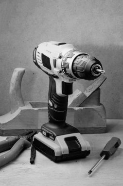 Tamir için aletler - matkap, çevrilmemiş, pense, gömlek.