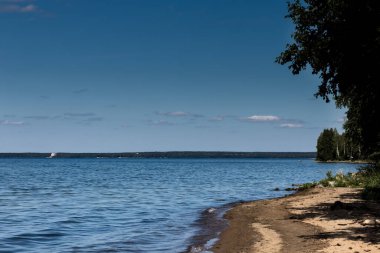 Uvilda Gölü kıyısından güzel manzara.
