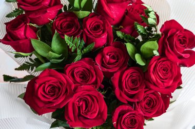 Yeşillik elementleri olan çok güzel bir buket gül..