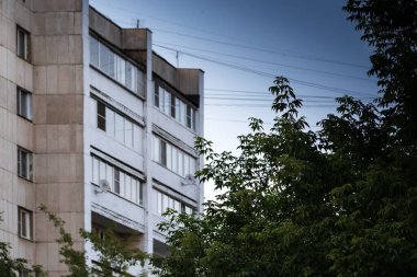 Şehir binası gün batımının altında..