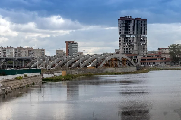 Chelyabinsk 'teki Miass Nehri kıyısında yapım aşamasında olan bir bina..