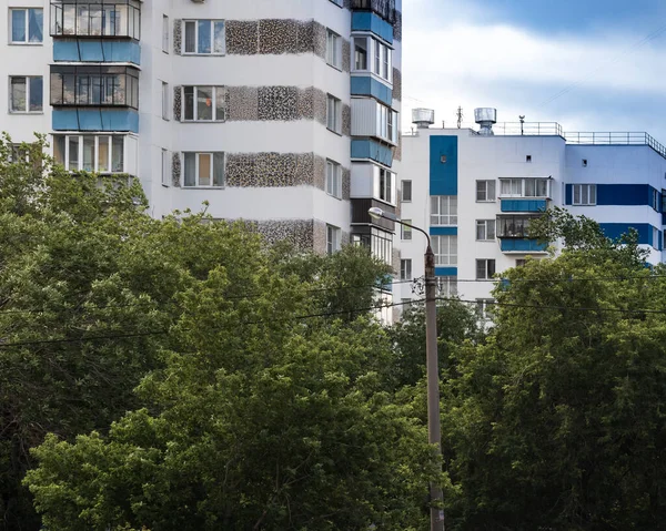 Şehir manzarası, ağaçlı yüksek katlı apartmanlar.. — Stok fotoğraf