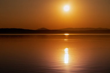 Gün batımında gölün diğer tarafına bak..