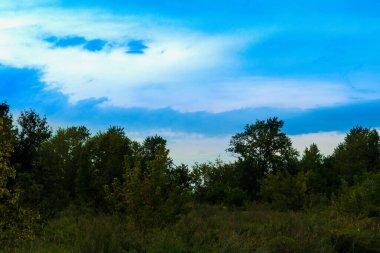 Akşam gökyüzü gün batımında. Fotoğraf, Rusya 'nın Chelyabinsk bölgesindeki Kopeisk kasabası yakınlarında çekildi..
