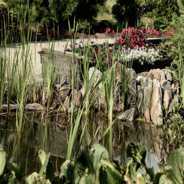 Tekne şeklinde güzel tasarlanmış bir çiçek tarhı. Fotoğraf: Chelyabinsk, Rusya.