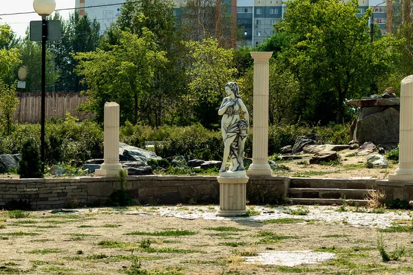 Stone Statues Antique Columns Background Trees Buildings Photo Taken Chelyabinsk — Stock Photo, Image