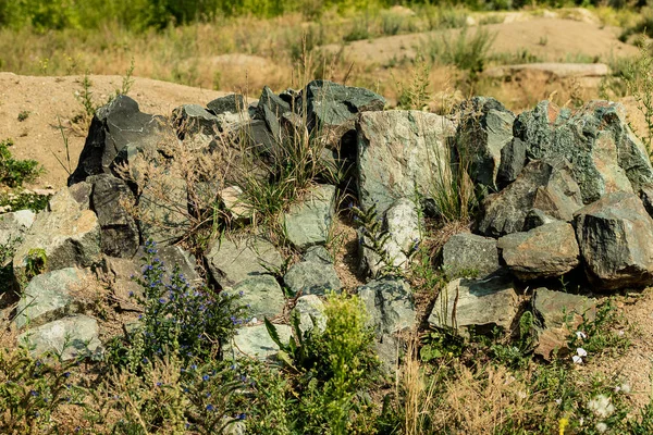 Farklı renkte ve tonda taşların bileşimi. Fotoğraf: Chelyabinsk, Rusya.