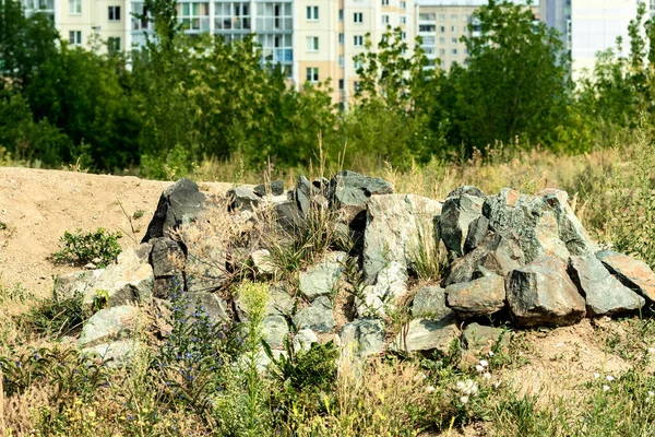 Bir dağ silsilesi oluşturan taşlardan oluşan bir bileşim. Fotoğraf: Chelyabinsk, Rusya.