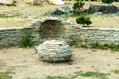 Taş bir çite karşı taş bir top. Fotoğraf: Chelyabinsk, Rusya.