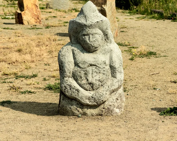 人形石像在空地上的人形石像照片来自俄罗斯车里雅宾斯克 — 图库照片