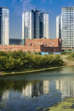 Nehirlerin kıyısındaki çok katlı apartmanlar. Fotoğraf Miass Nehri kıyılarında çekildi, Chelyabinsk, Rusya.